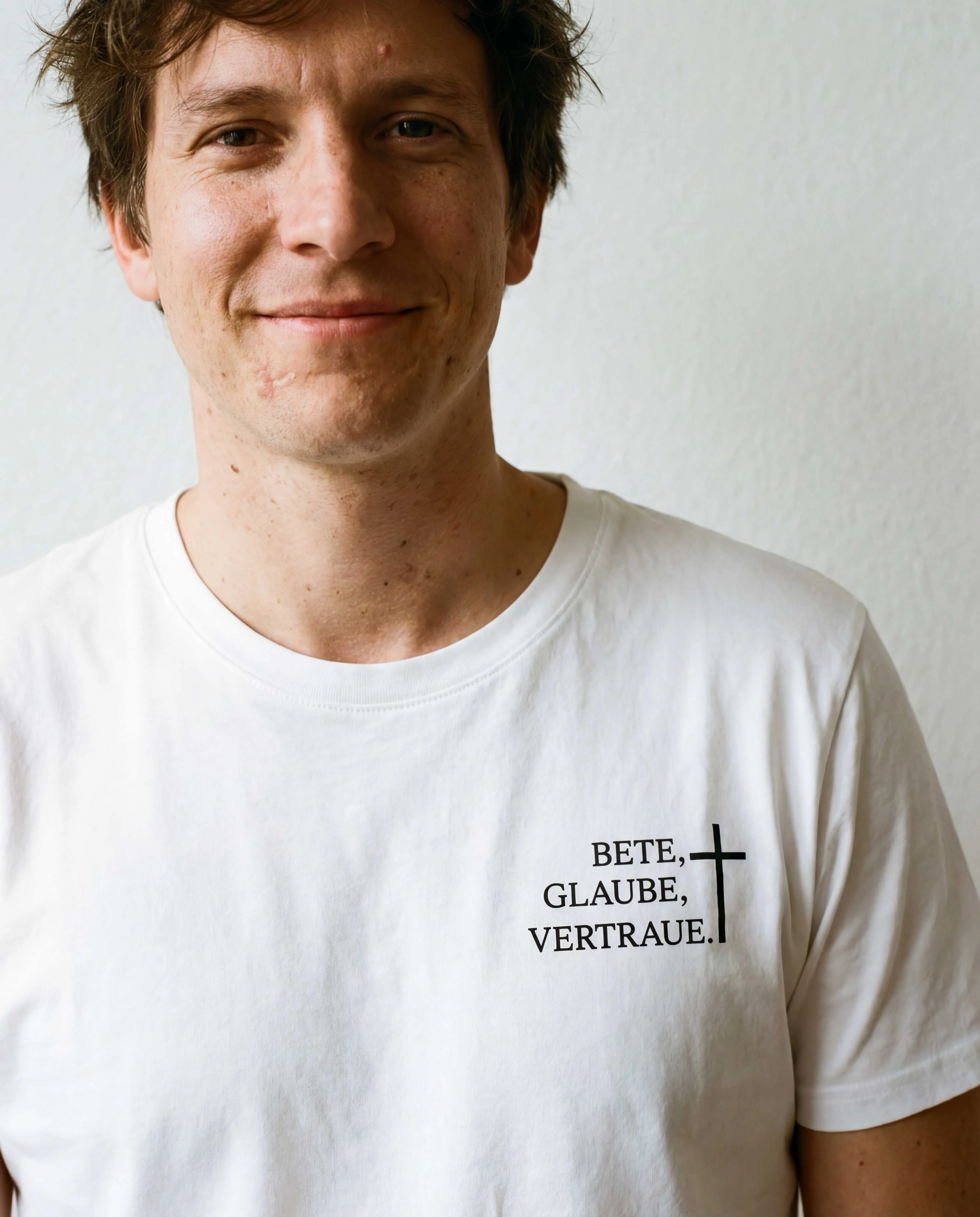Bete, Glaube, Vertraue Shirt - Image 4